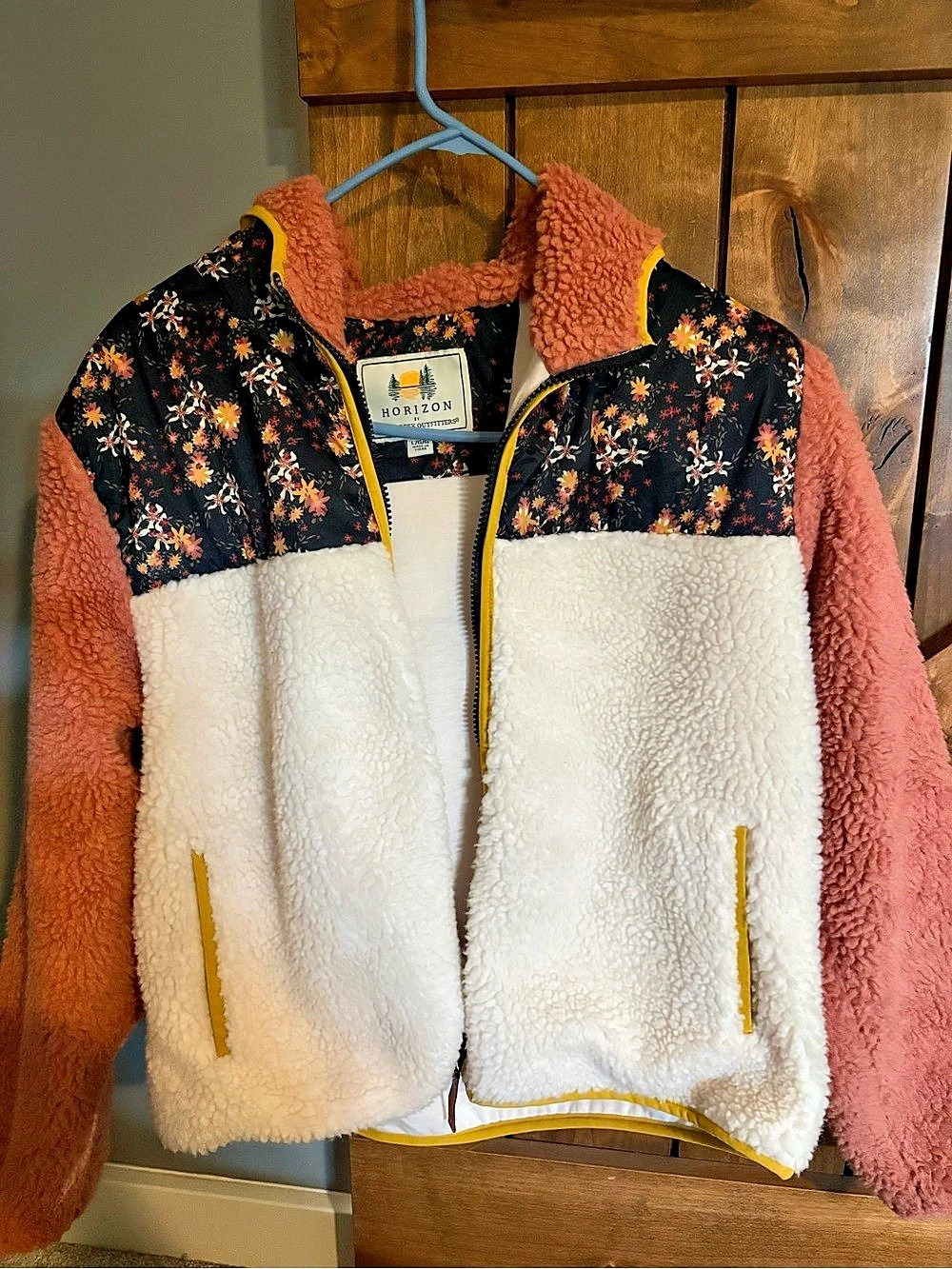 Horizon Bass Creek Outfitters Floral Sherpa Jacket in Pink & White Size Large